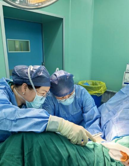 42 岁的余女士下身私密处瘙痒不适，因羞于就医，选择自行网购高锰酸钾并直接塞入体
