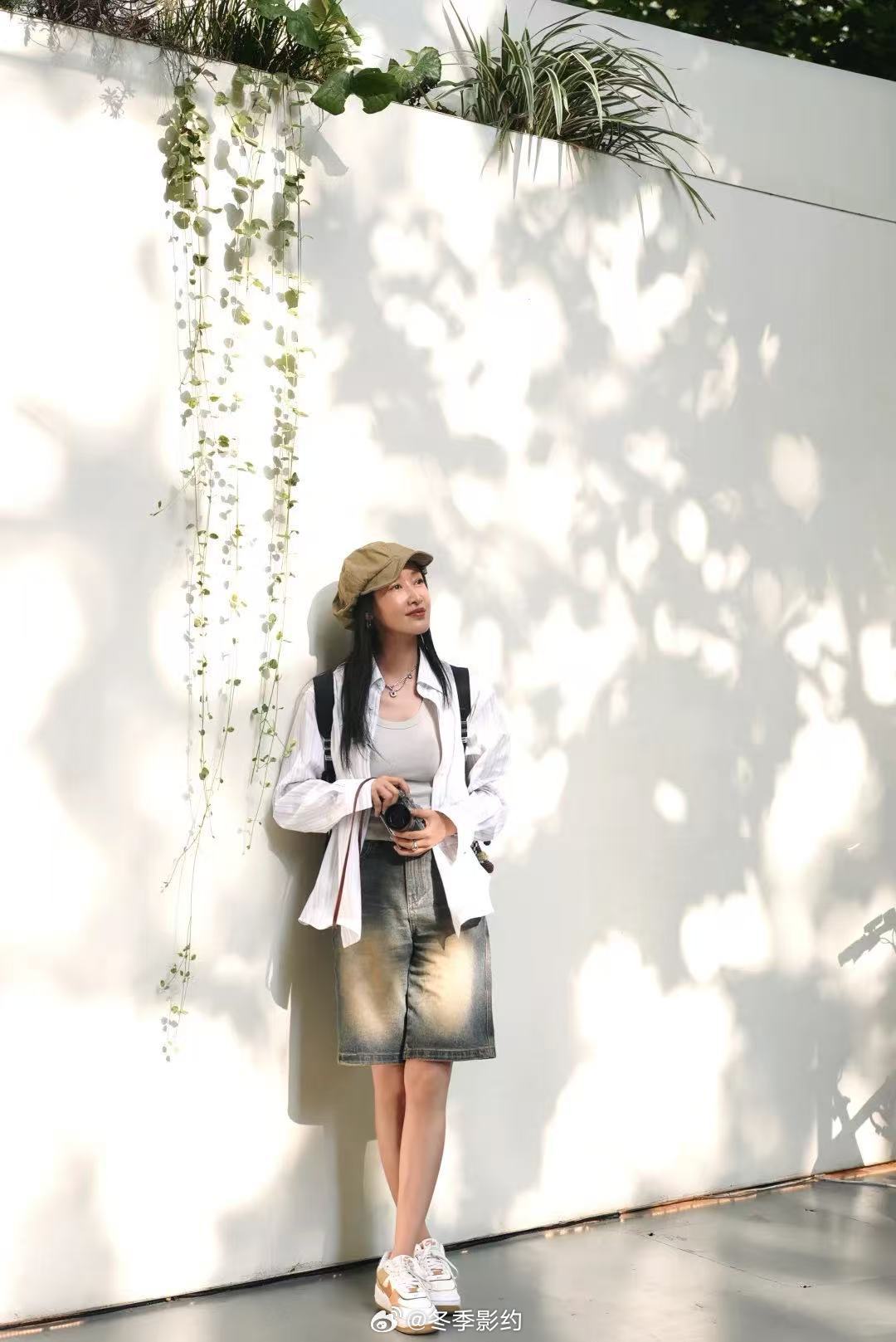 赵子琪出发浪姐机场路透赵子琪出发录制浪姐7 赵子琪现身机场，黑色卫衣松弛又飒爽，