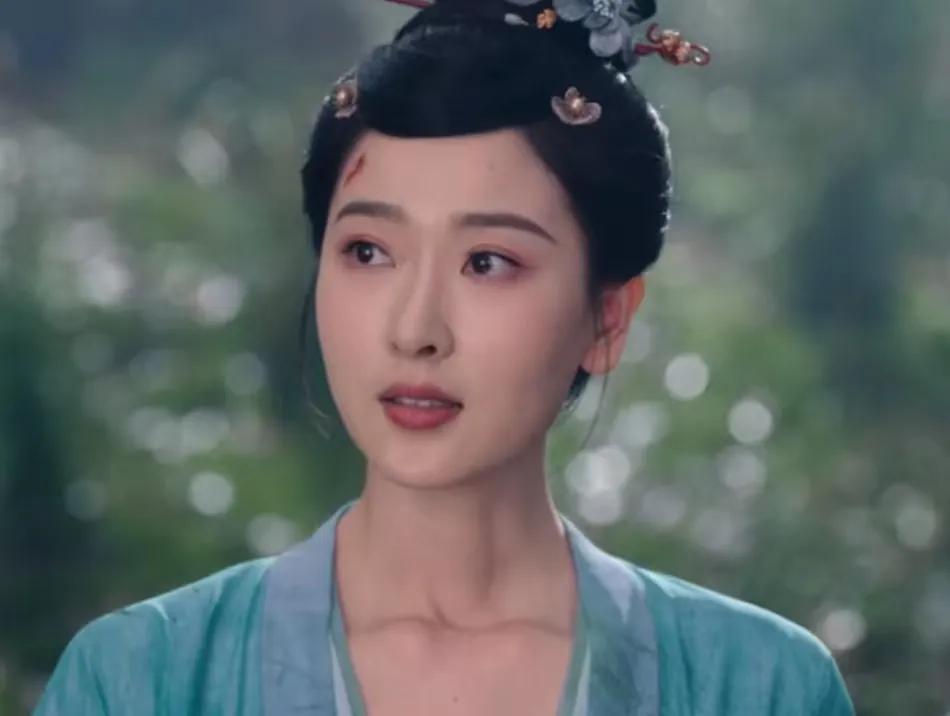 《唐诡奇谭》又来了一个郭家班老熟人，那就是何雨虹，饰演有着神秘身份和过往的雨师瑞