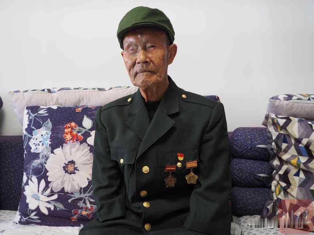 断臂英雄李化武！战场失去双手右眼，拒绝国家供养，扎根乡土半生自强
 
李化武（1