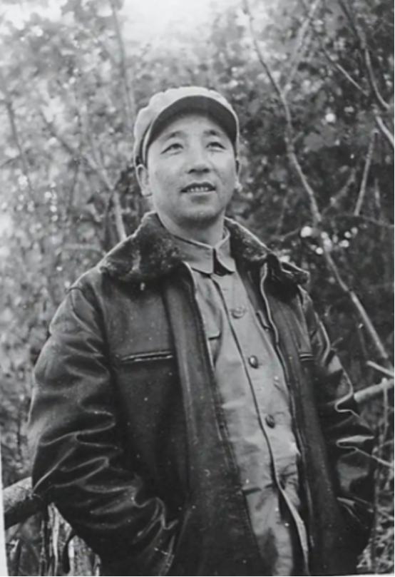 1931年，徐向前骑马经过一堆尸体，这时，他发现一具尸体动了一下，就让人把他救起