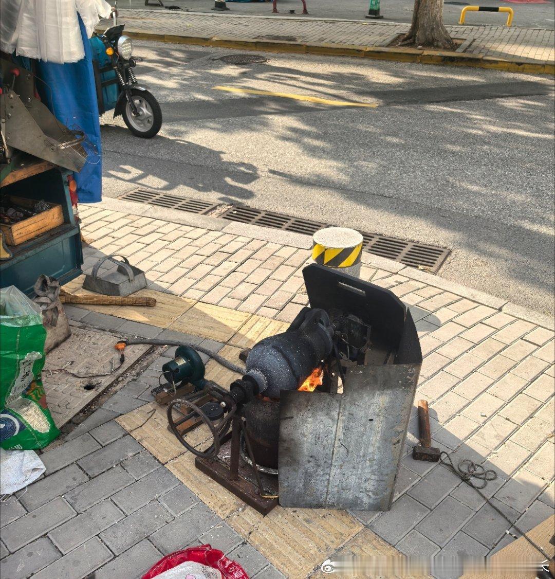 好久好久没见到这种老式爆米花机…🍿一声巨响的童年回忆我是真的怕这个东西💥…拍