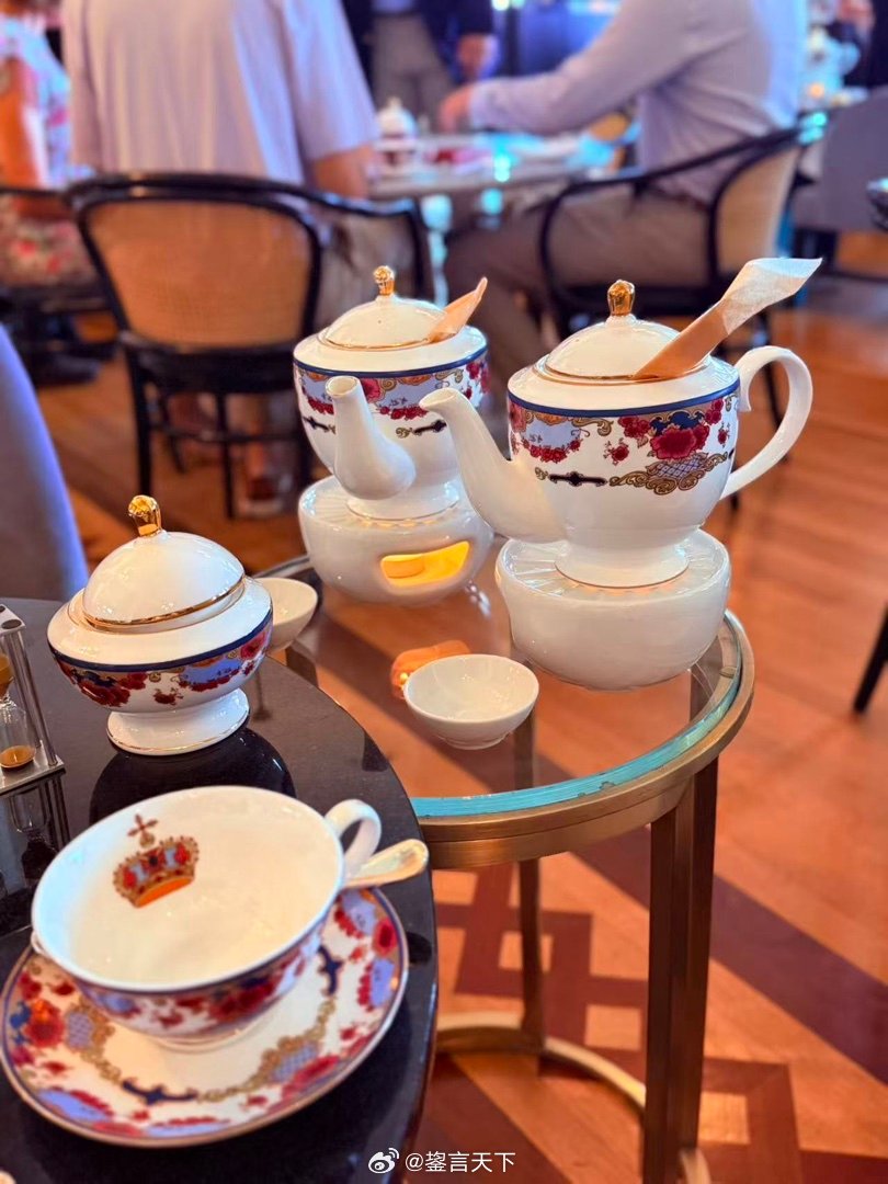 女皇酒店的下午茶，和盐湖城Grand Hotel的相仿 但价格贵了很多。有数十种