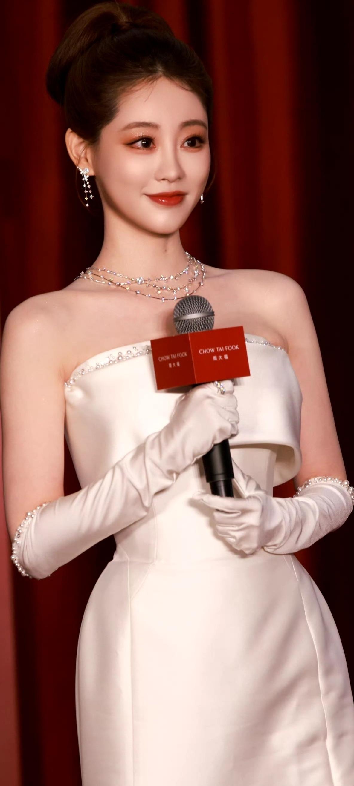 祝绪丹，优雅红毯时刻，闪耀珠宝与礼服的完美结合分享一下你心里的完美女神 甜美祝绪