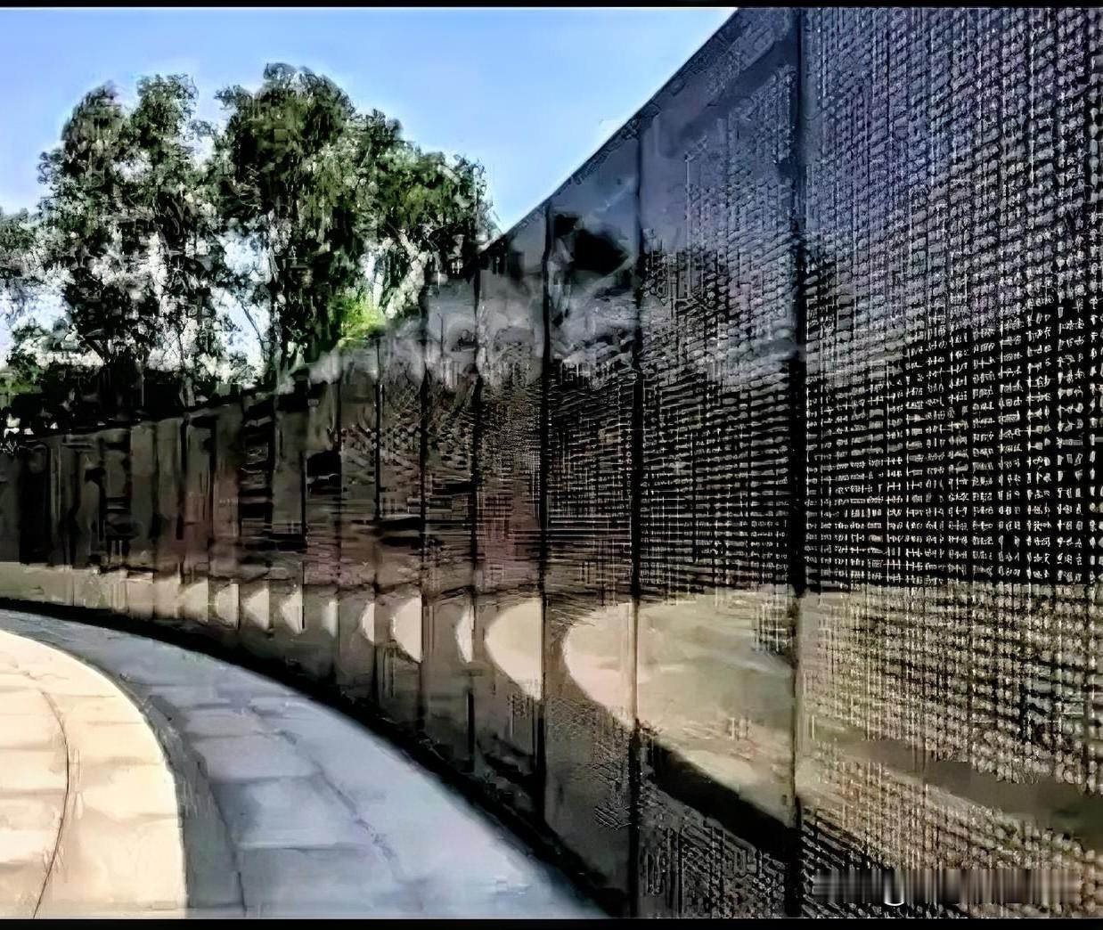 长138米，高3米的烈士英名墙，密密麻麻镌刻着174407位抗美援朝、保家卫国烈