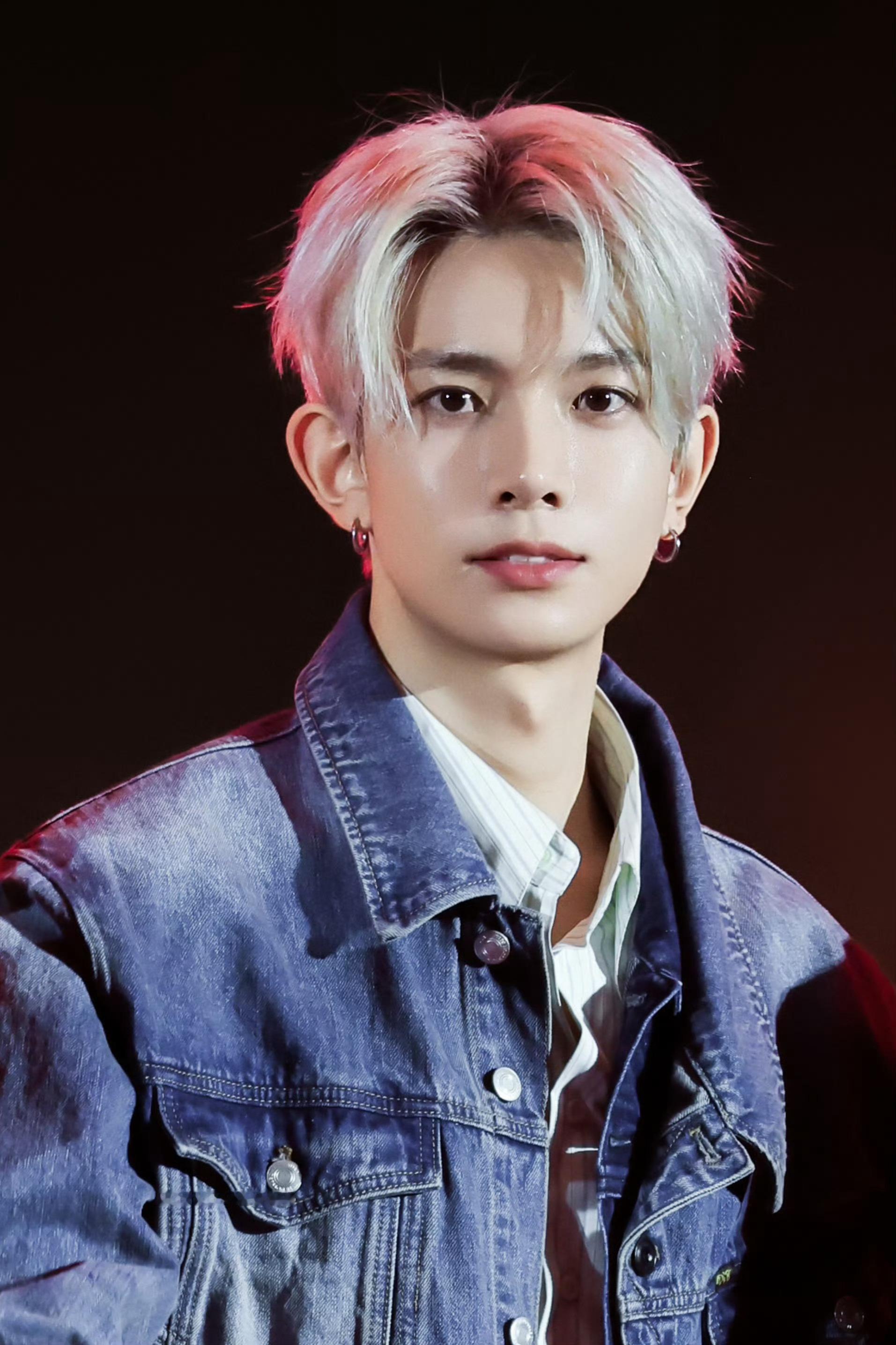 投稿李羲承  今日签售活动 