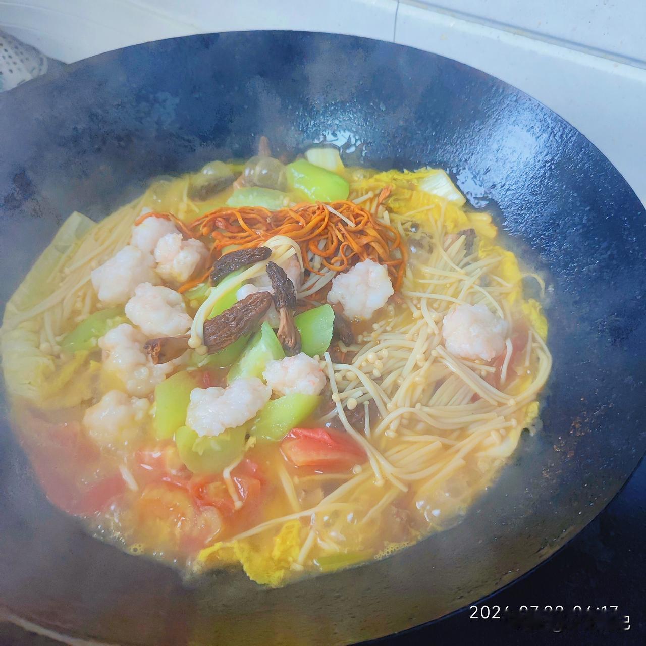 今早六点，我钻进厨房了。

不骗你，就是馋那一口酸汤味儿。冰箱里有什么抓什么。金