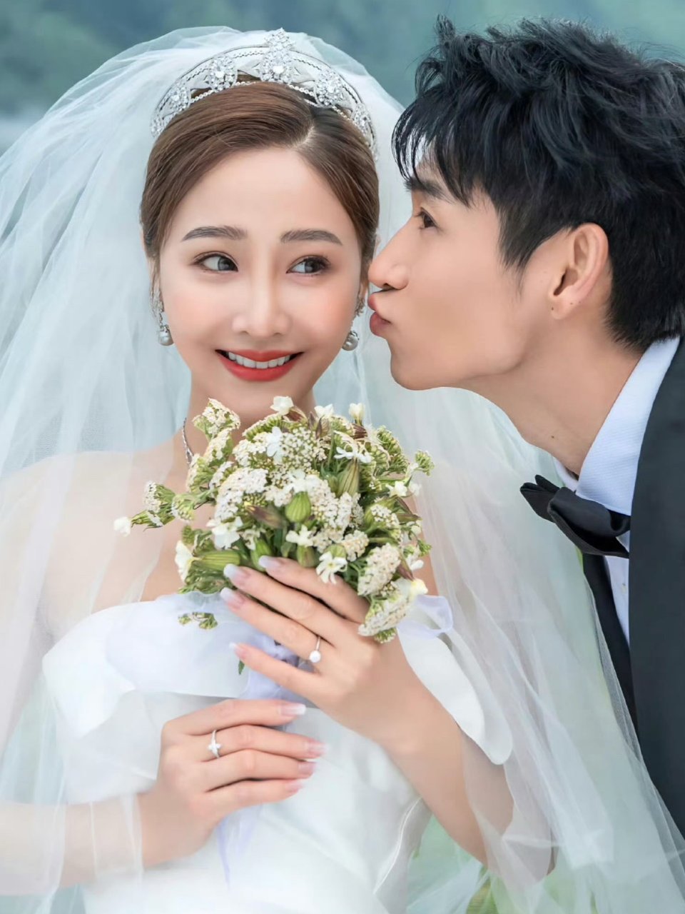 魏晨水下求婚 老婆只顾着追鱼哈哈哈哈哈哈哈还是感情好呀 