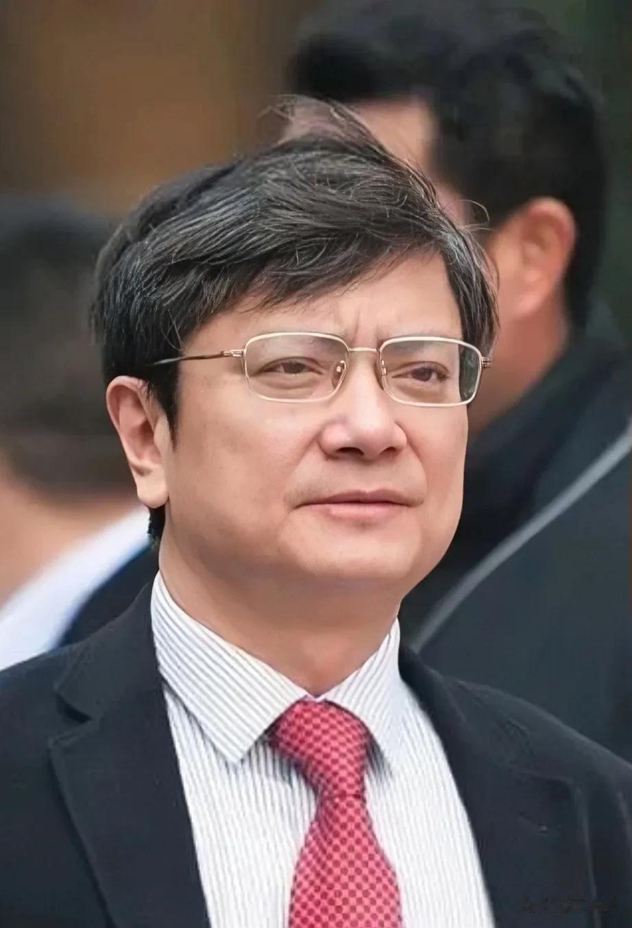 一次演讲中，大学校长郑强开玩笑说:同志们，我现在好歹也是一个名人，呼风唤雨啊，可