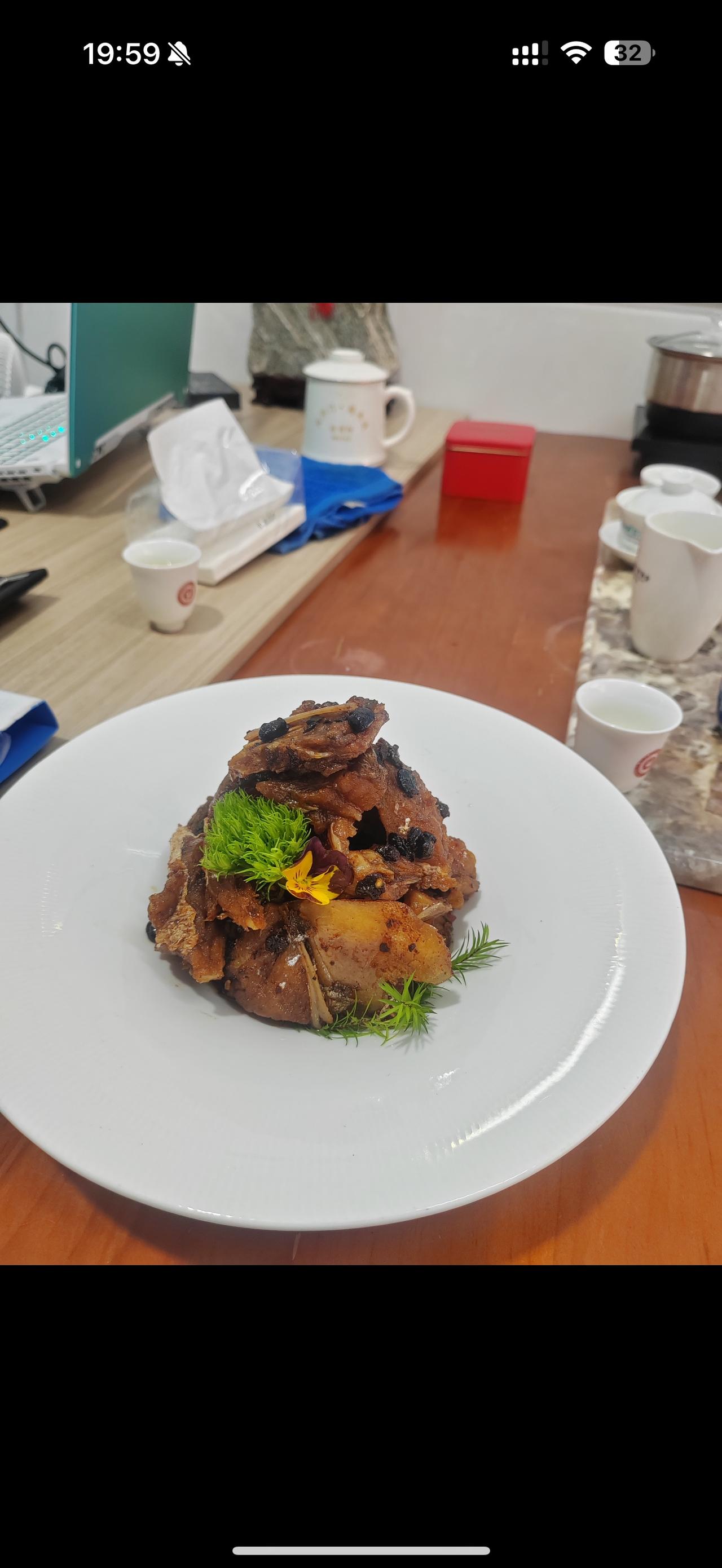 豆豉鲈鱼
1.鲈鱼砍块，二指宽度，冲去血水，下重盐和五香粉腌制去腥十分钟，冲洗干