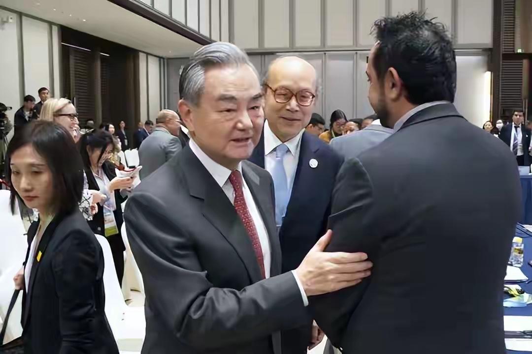 握个手属于“破冰”，日本显得可怜兮兮的

2月10日，我国在广州召开了亚太经合组