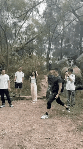 这个一看就是练过的人，
要不然不会这么流畅。