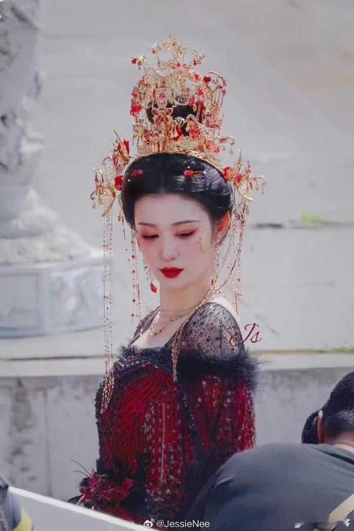 王楚然成何体统皇后造型王楚然成何体统皇后造型，好一个妖后！！！ ​​​