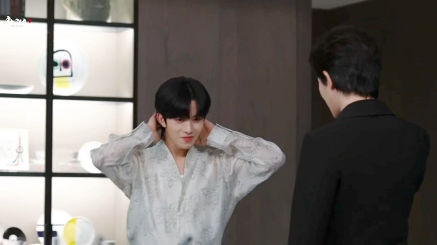 ⭐ ⚽阿星这一套衣服也好好看⭐：最帅的～超有气势，设计感超强，本来还有腰封的你知