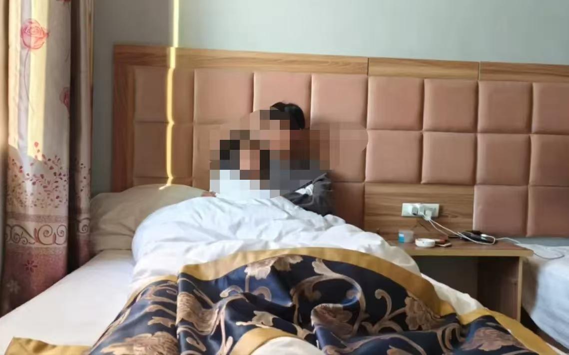 郑州28岁设计师田磊带着女友姚倩去洛阳旅行，两人入住民宿当晚多次发生无保护亲密行