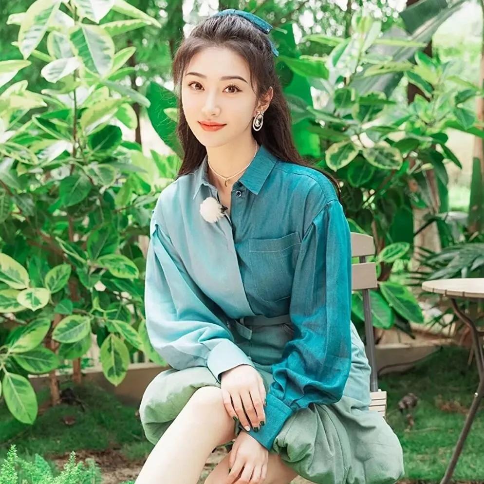 绿意盎然，清新少女坐于自然间，仿佛春风拂面自然清新美少女 自然甜系少女 自然元气