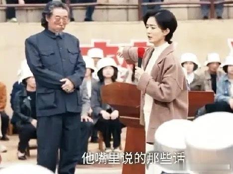 《小城大事》解春来给月海夜校找来个“教授”，派头老足了，好车接送，身边还跟着年轻