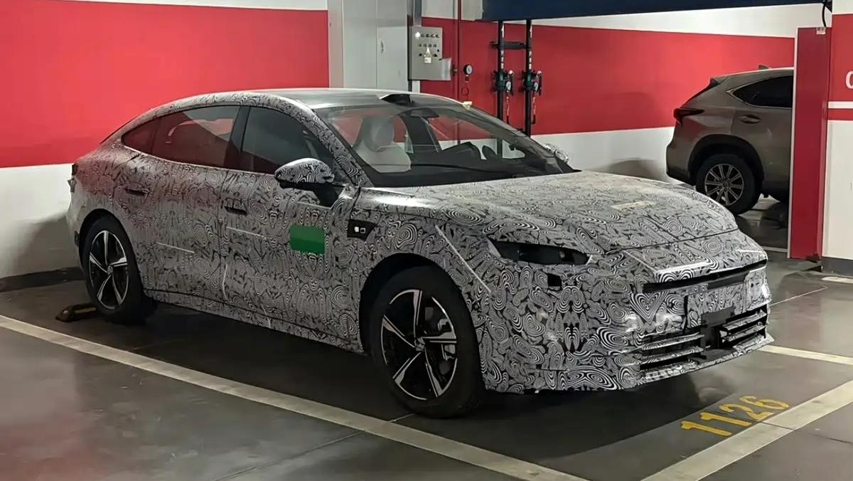 MG全新轿车谍照曝光  有可能叫MG07  预计车顶有激光雷达 长轴距+溜背造型