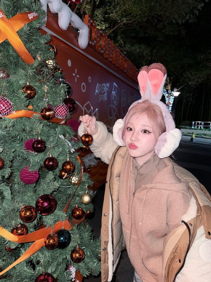宋雨琦和圣诞树合照宋雨琦提前过圣诞 宋雨琦和圣诞树合照 