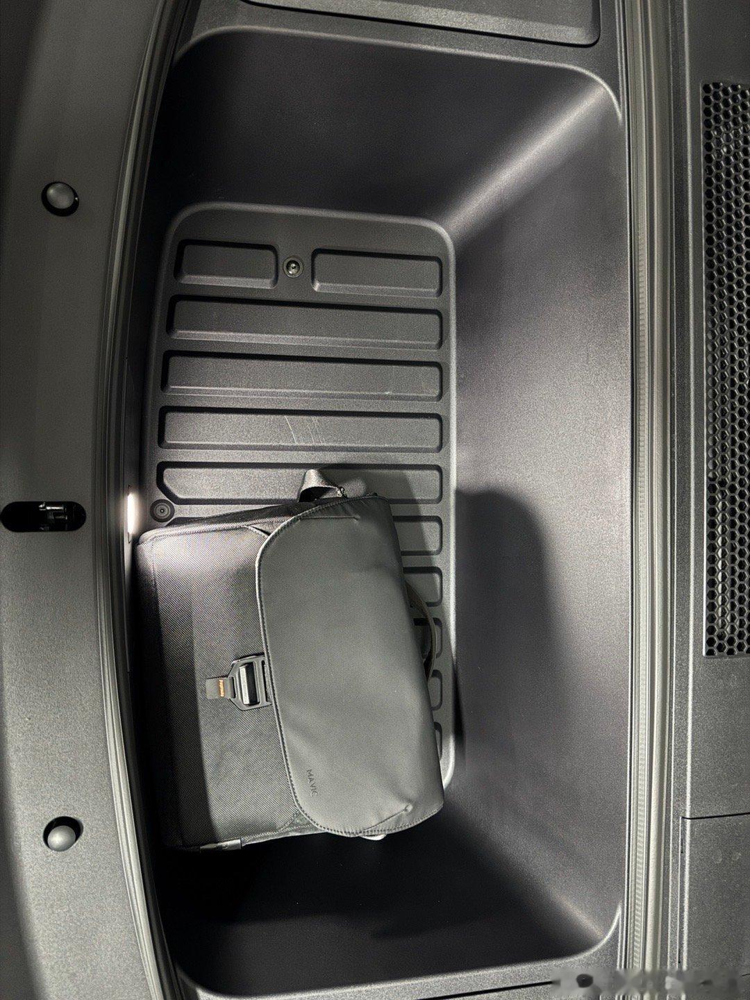 有前备箱一定得好用才行！！！不然真容易忘记这两天一直在找我的Mavic4，找遍了