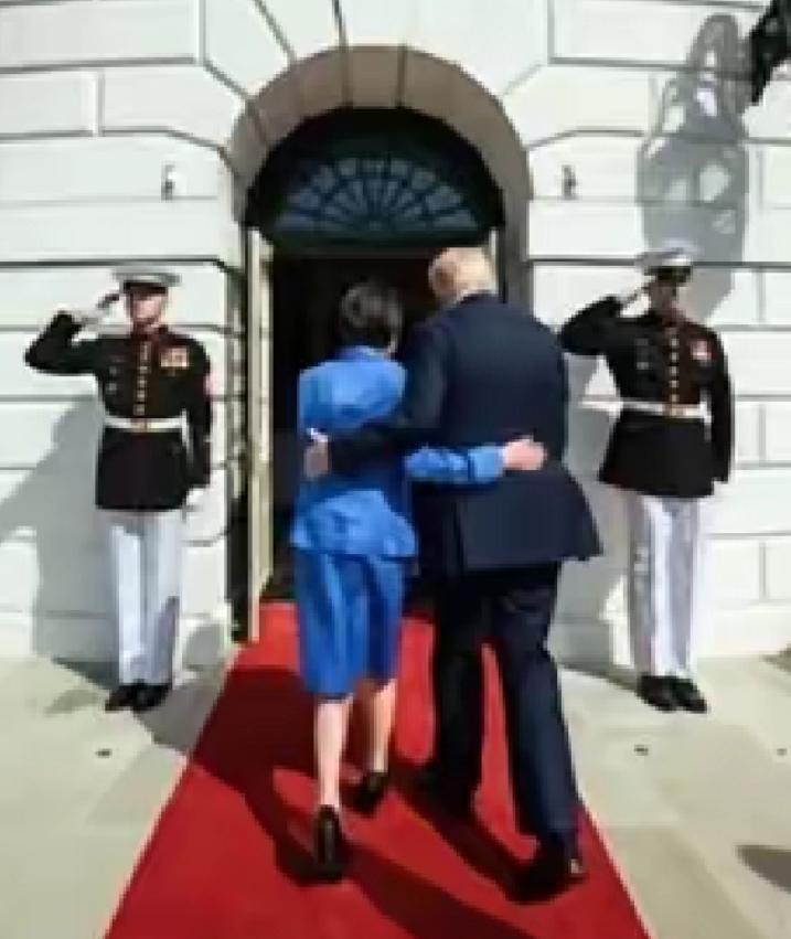 这一男一女左拥右抱的，进那个小门里面干啥去了？我觉得应该是去钻研战争发展，以及打