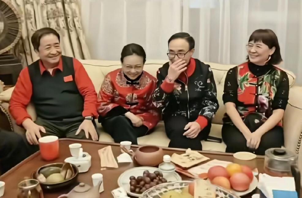 我们只是高看了他们而已。
姜昆、阎维文、殷秀梅、王姬等艺术家们在美国过圣诞节，仍