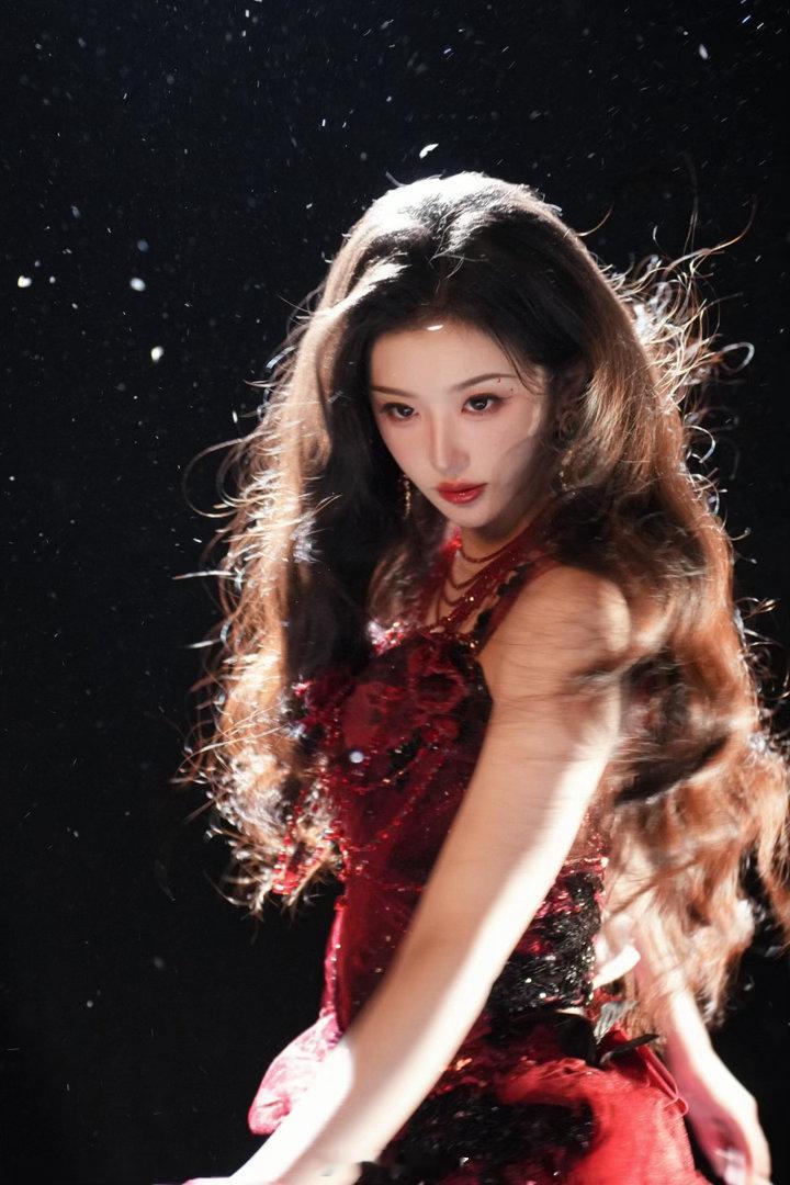 孔雪儿人间丘比特温柔与甜美兼备，灵动神态俘获人心。每一个眼神都自带浪漫氛围感，仙