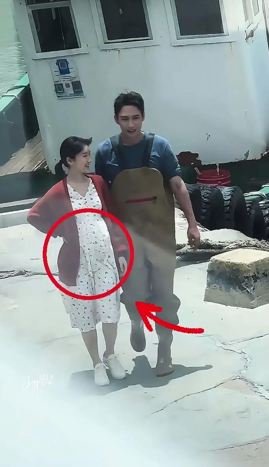 这是拍戏吗？

很多网友说他俩挺般配

如果真的走到了一起

很多粉色应该会祝福