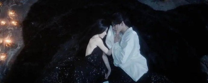 《月鳞绮纪》这段床戏也太双标了吧，女演员露肤不少，男演员却裹得严严实实，这合理吗