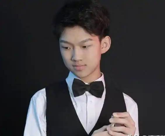 四连鞭，中国17岁小将蓝裕豪在1-3落后情况下，沉着冷静，强势爆发，连胜四局，以