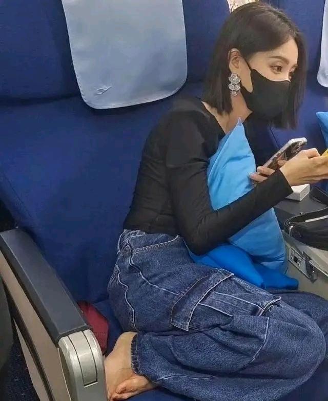 李一桐飞机上不雅照遭偷拍！网友怒斥双标：女明星露脚就是原罪？ 