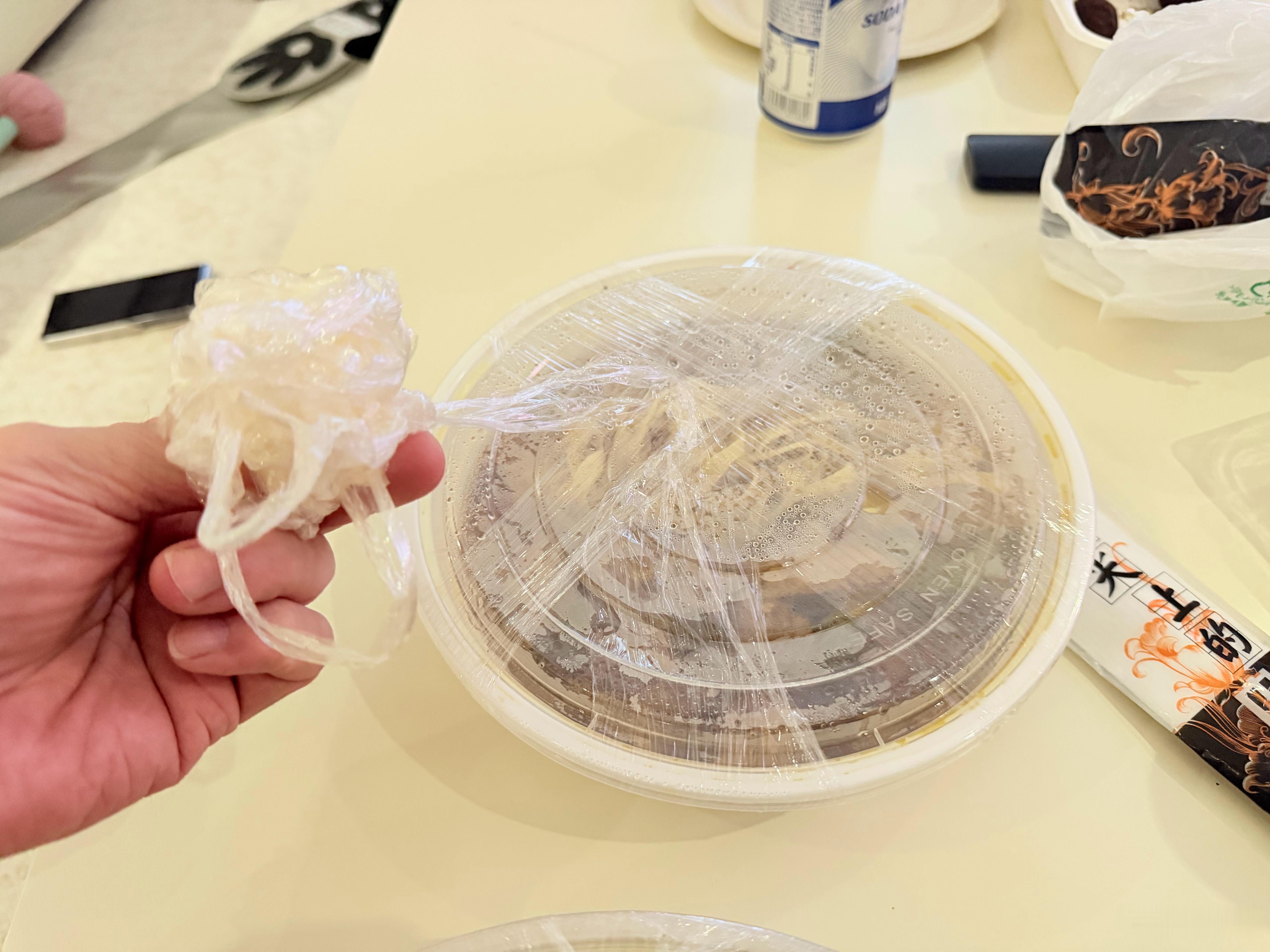 为了防撒这外卖的保鲜膜是越来越夸张了，没点工具都打不开 