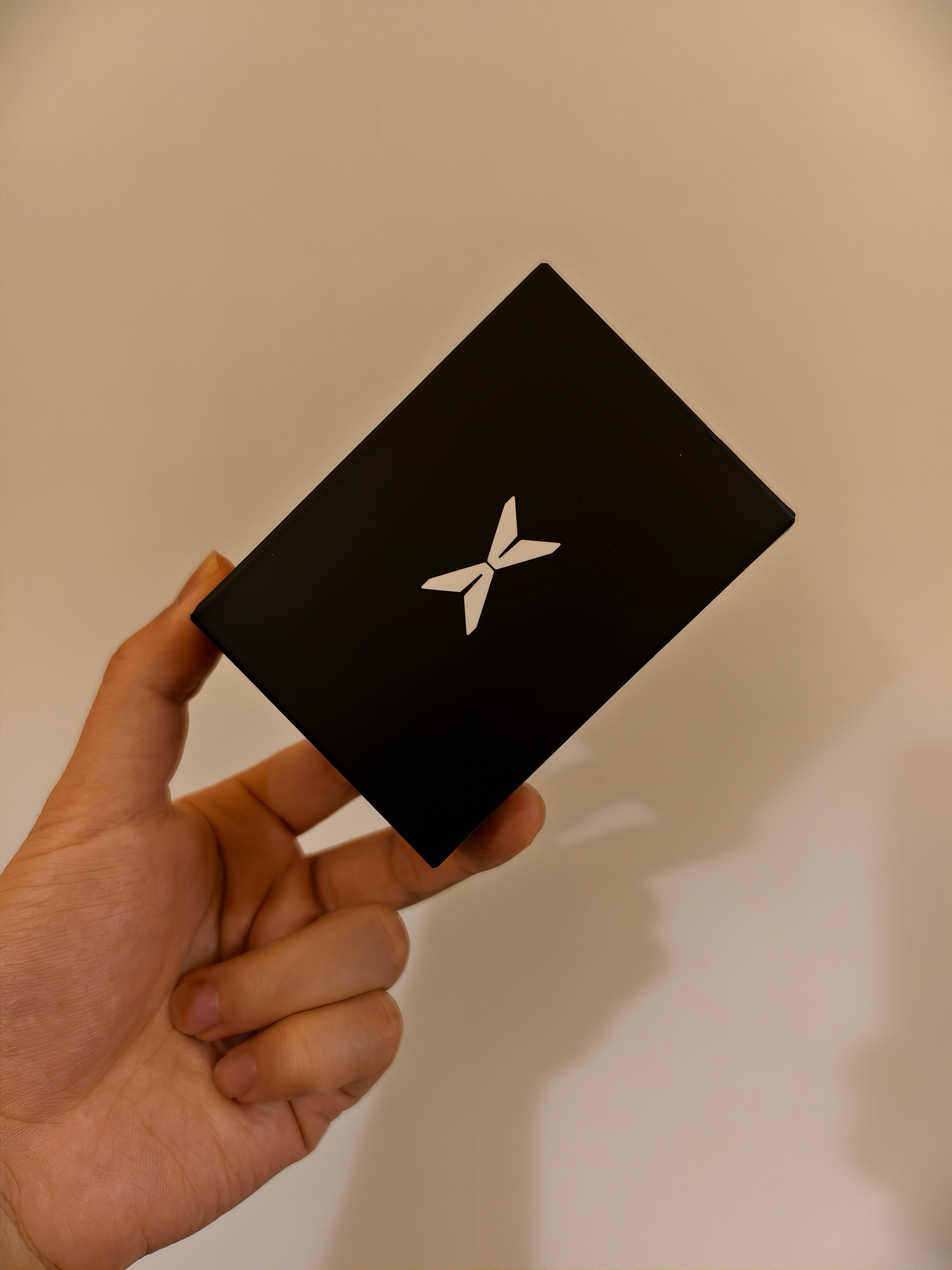 铁牌没到，在官方商城买的 ETC 先到了，挺小巧的。看了一眼是和山东高速合作的，