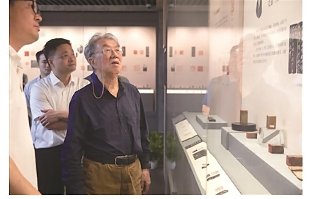 老作家王蒙的写作生涯已经达到了七十二年了。
王蒙老先生19岁开始写作，他的第一部