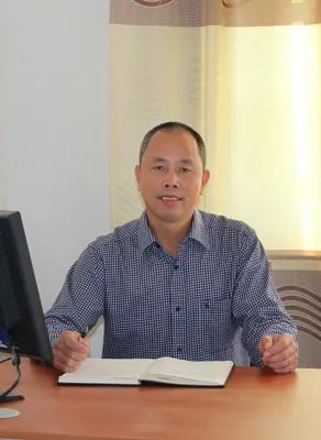 我是一所中学的副校长，这不，我们的校长要调到别的乡镇担任中心校校长了，按说我是有