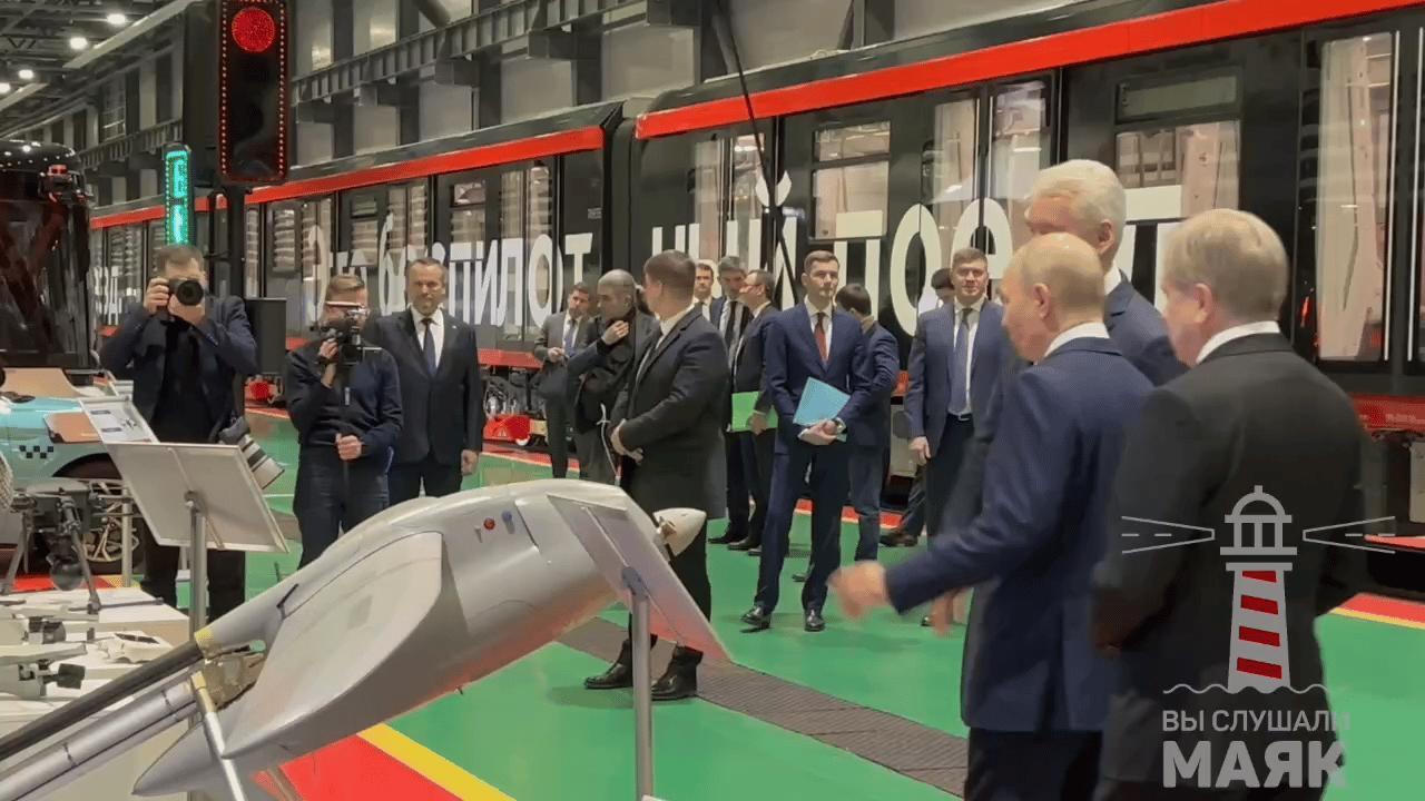 瓦洛佳小朋友  普京旋转了固定翼无人机的螺旋桨