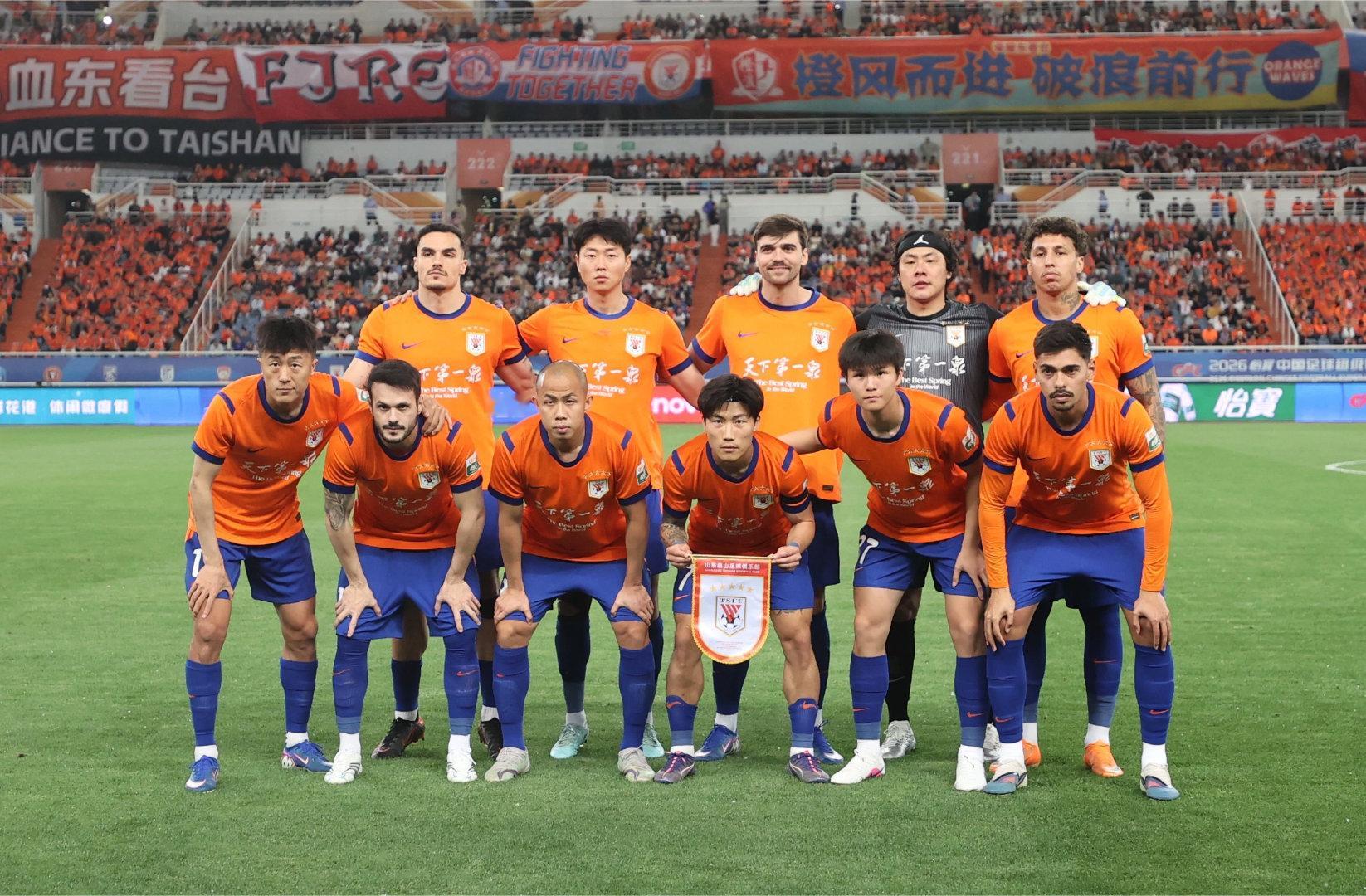 久违的更衣室大合影，哭一会2026中超联赛山东泰山4比1上海申花