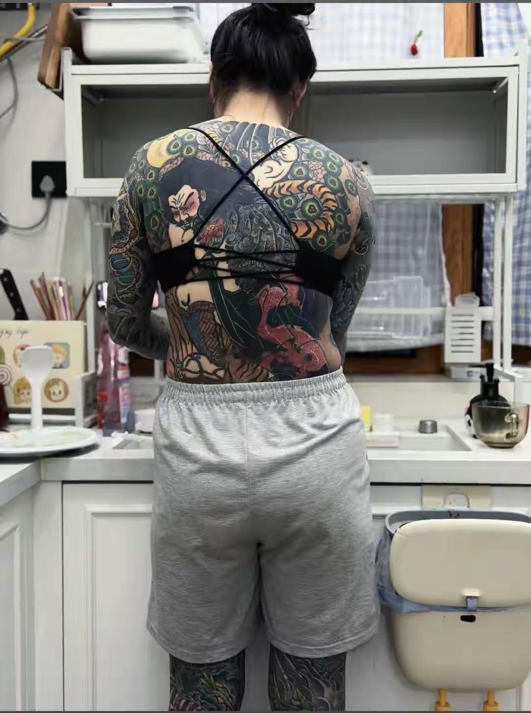 同事的女朋友，这纹身还挺有个性的 