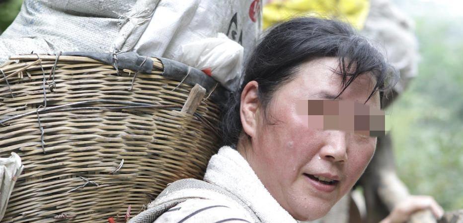 河南洛阳，女子在老君山当挑山工11年，每天背起200斤货物上山，记者问她干到什么