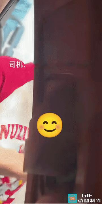 大车司机:咋感谢这位女子呢！
擦灰尘的女子:感谢就不用了。
女子即懂事还勤快，短
