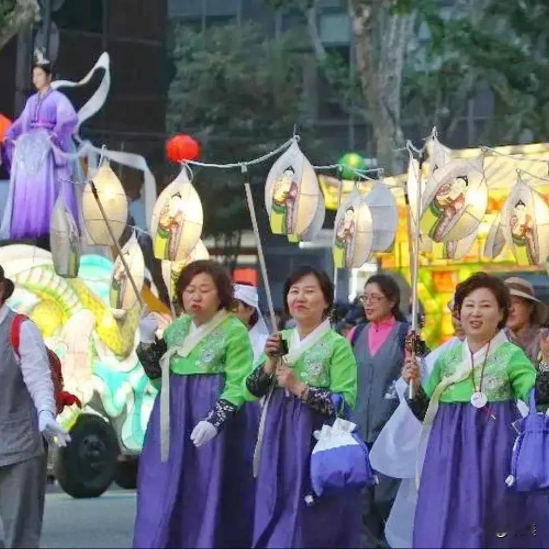 2002年，韩国邀请自贡在韩国办灯展；
2009年，韩国开始自己办彩灯节；
20