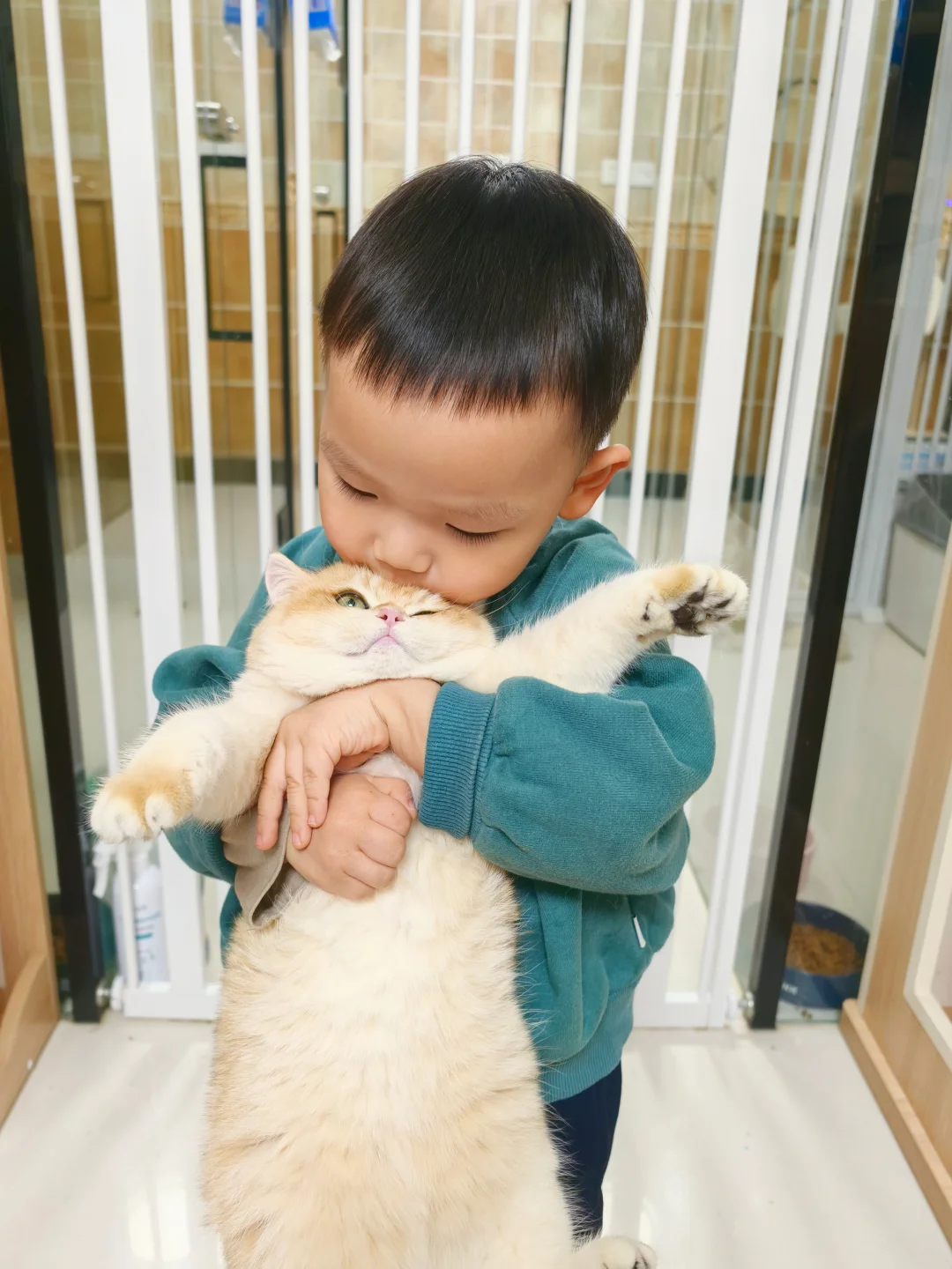 妈妈，救我，哥哥亲我！