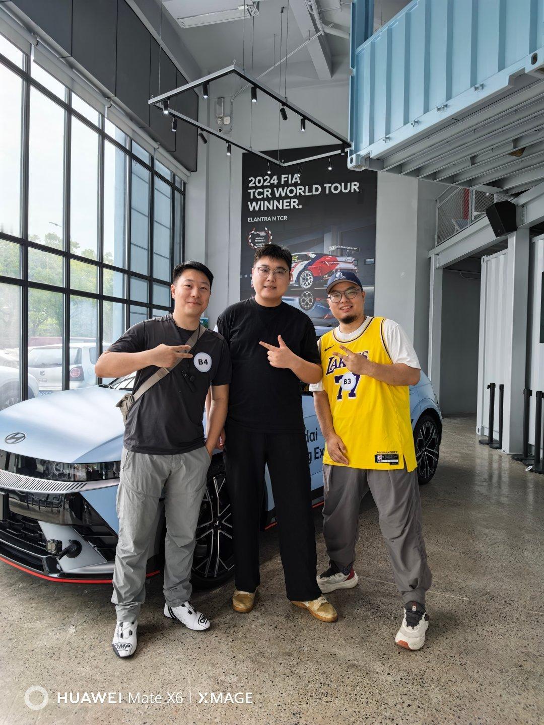 站在赛车手旁边小鸟依人一下哈哈😃  ​​​