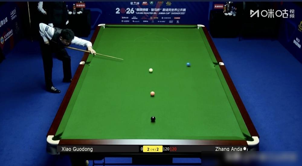 昨天的斯诺克玉山赛32进16，上演了场反差拉满的中国德比。
肖国栋世界排名前十