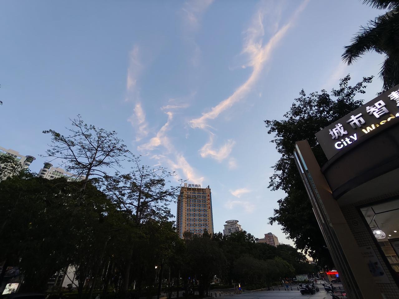 比你差的人还在坚持，比你好的人还在努力，你凭什么觉得自己无能无力，所有令人羡慕的