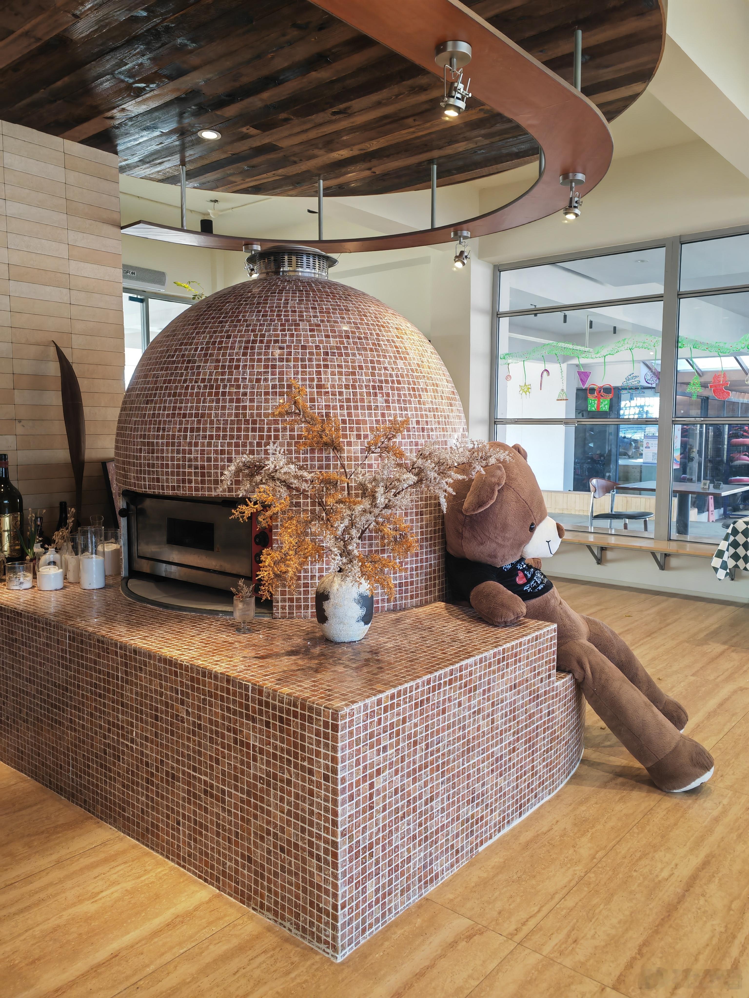 东沙湖西畔，有个迈浪咖啡西餐厅说到底，钱塘区江东片区，实际上就是一片建设中的农村