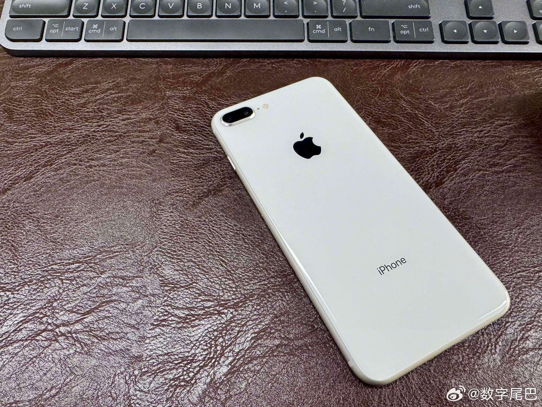 怀旧小抽屉 iPhone 8 Plus 纯白天才白痴梦 