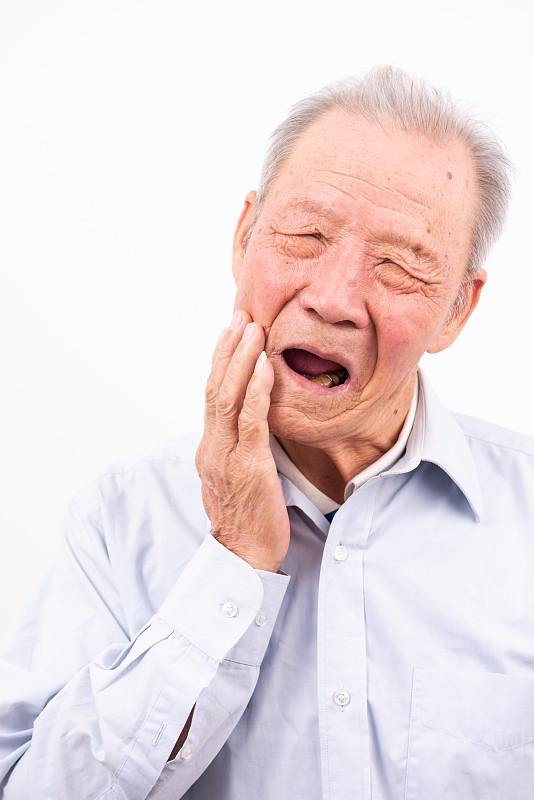 王兄明明只大我两岁，可两颗牙已经开始“摇摇欲坠”了，排骨啃不动，硬东西碰不得。这