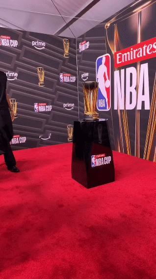 文班亚马和唐斯赛前入场！唐斯没忍住摸了一下奖杯😲马刺vs尼克斯NBA杯决赛