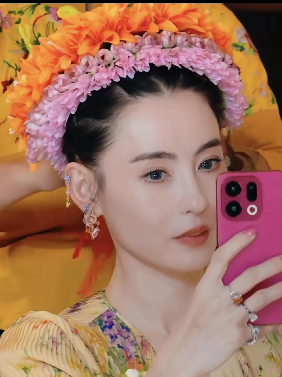 张柏芝觉得古装的装饰，比戴这簪花重多了，何赛飞也表示认同，看来拍古装也不容易，女